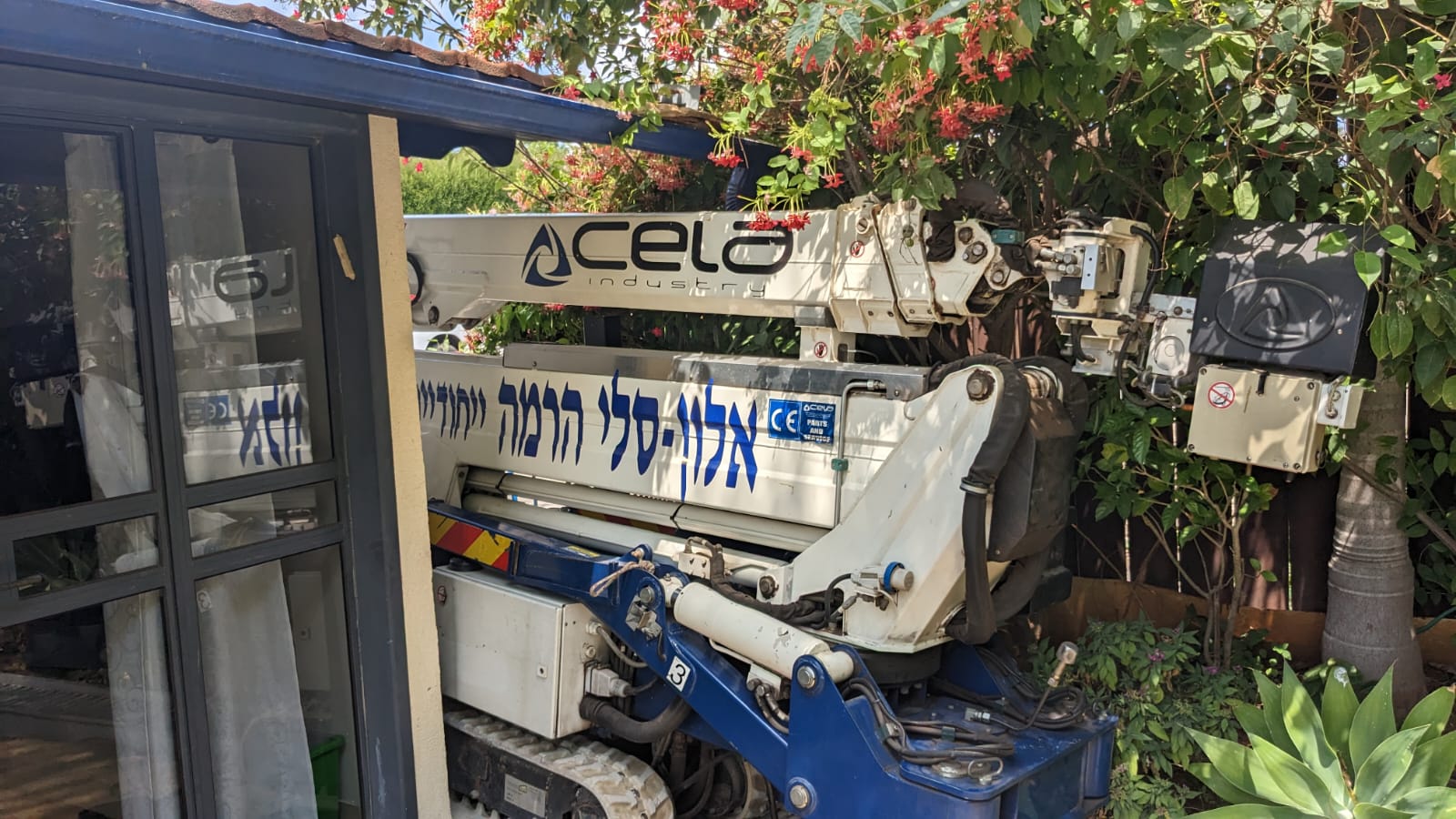 מנוף סל זחלילי בכניסה למבנה
