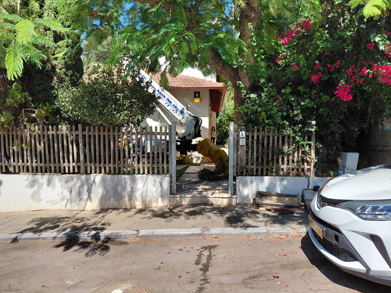 מנוף סל אלון בכניסה לחצר מגורים