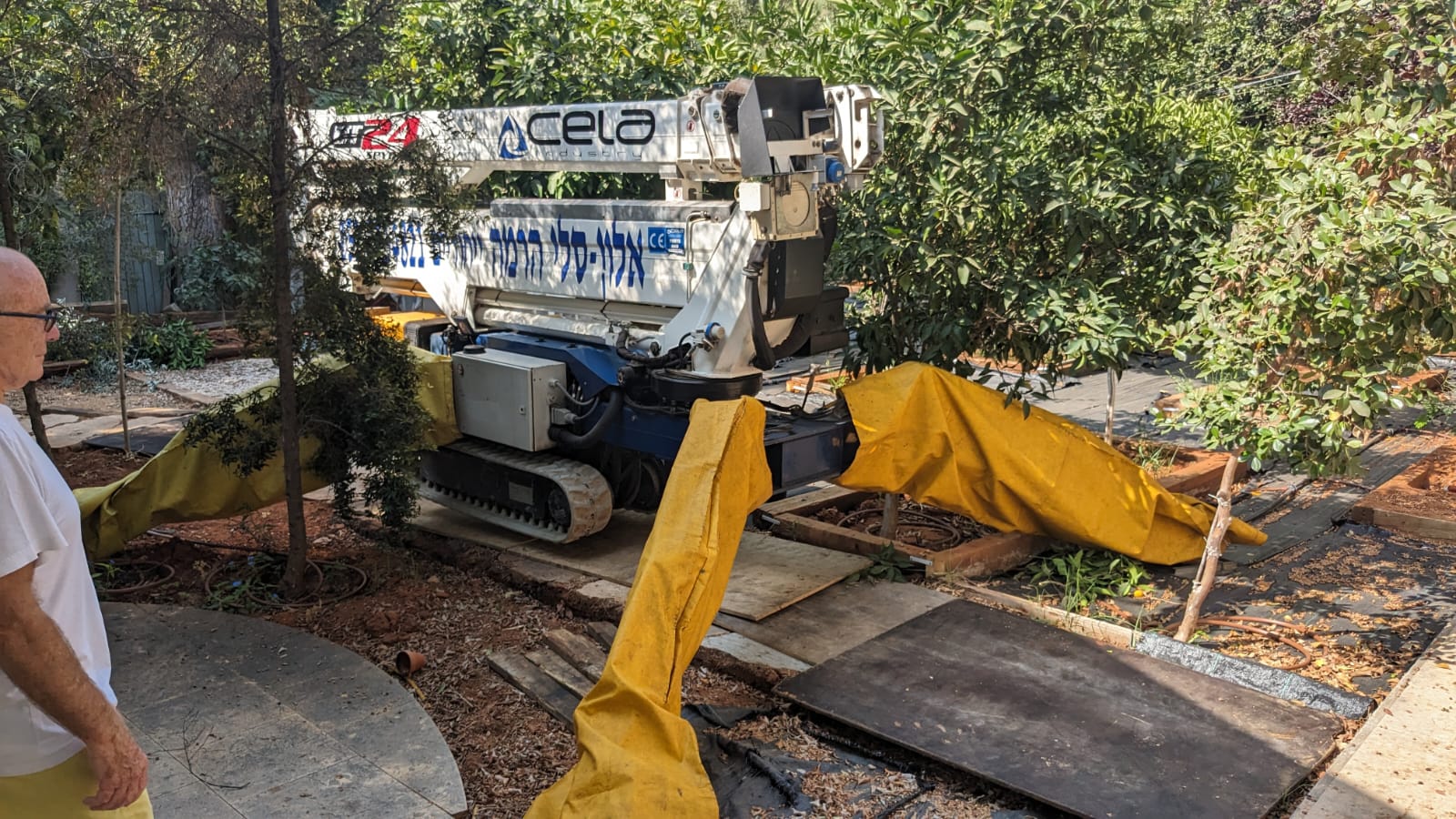 עבודה בגובה בתוך קניון בעזרת סל הרמה